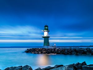 O FAROL E AS LUZES