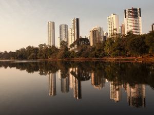 O REFLEXO DOS PRÉDIOS NO LAGO IGAPO LONDRINA