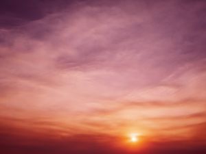 AS NUVENS ABSTRATAS E O CEU LILAS E LARANJA