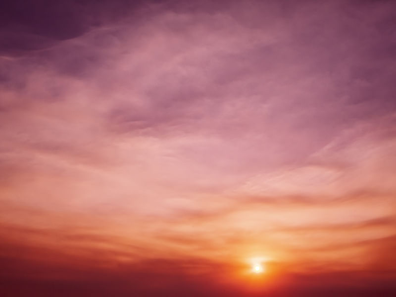 AS NUVENS ABSTRATAS E O CEU LILAS E LARANJA