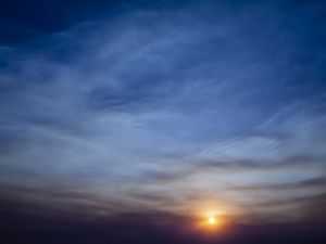 O POR DO SOL AZUL E BRANCO