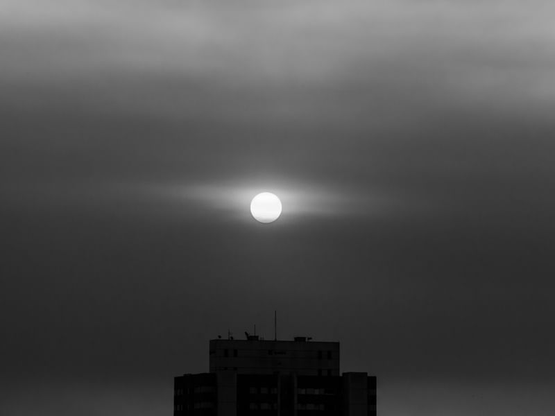 PAISAGEM DO CEU CINZA E PRETO