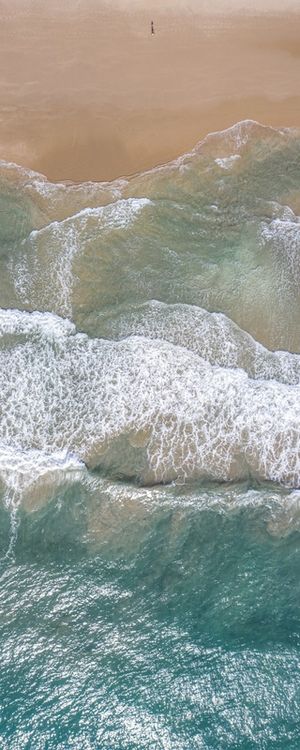 ONDAS QUEBRANDO NA AREIA LIMPA E QUENTE