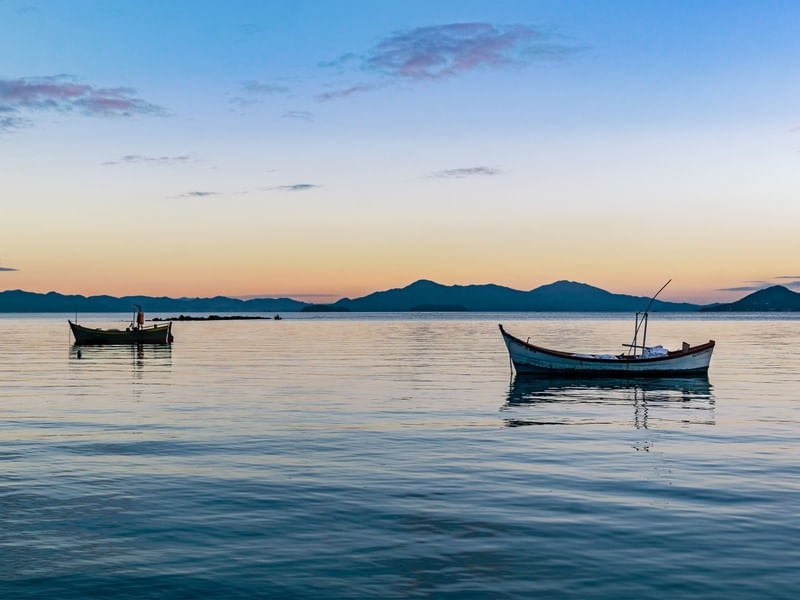 BARCOS NO POR DO SOL NA BEIRA MAR NORTE (FLORIANOPOLIS)