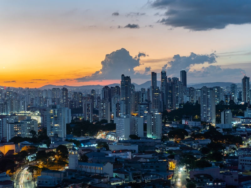 PÔR DO SOL EM SÃO PAULO COM CÉU ALARANJADO E DESTAQUE PARA O TATUAPÉ, ZONA LESTE