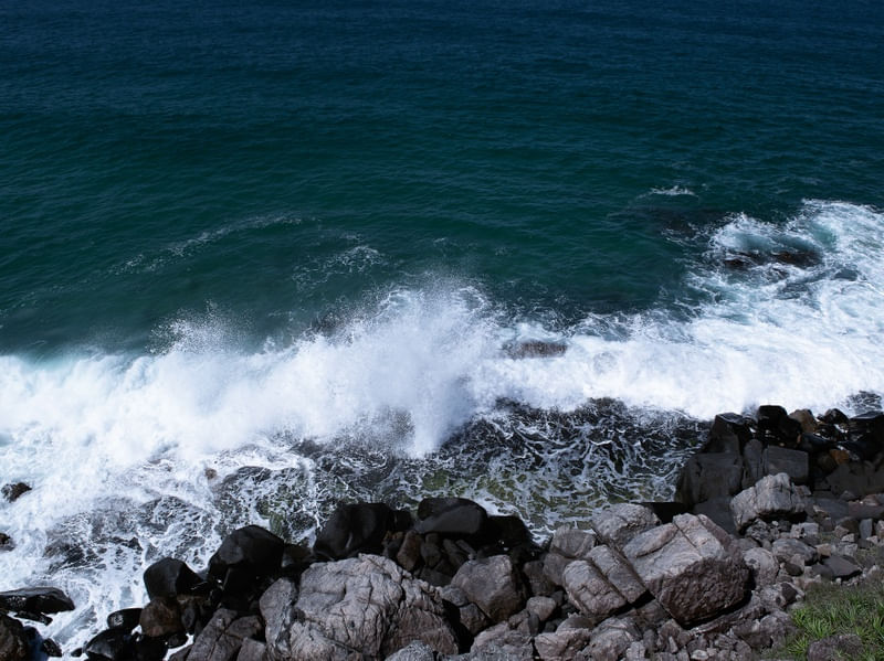 ONDAS NAS PEDRAS NO SANTINHO