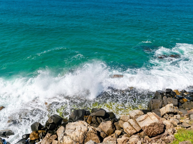 ONDAS NAS PEDRAS NO SANTINHO II