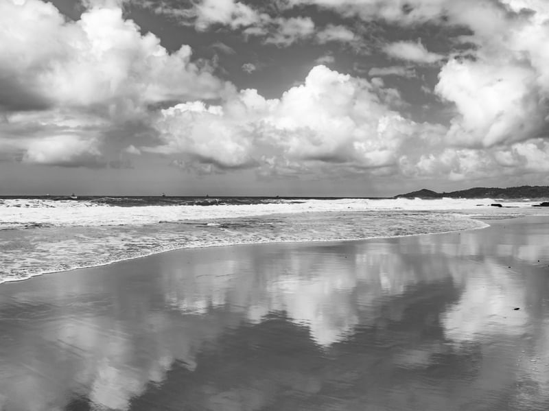 PRAIA E NUVENS EM PRETO E BRANCO