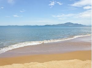 PRAIA COM ONDAS E ILHAS EM BOMBINHAS
