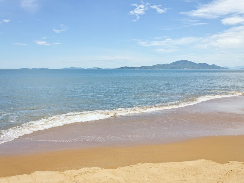 PRAIA COM ONDAS E ILHAS EM BOMBINHAS