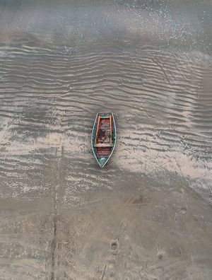 BARCO DE PESCA NA AREIA