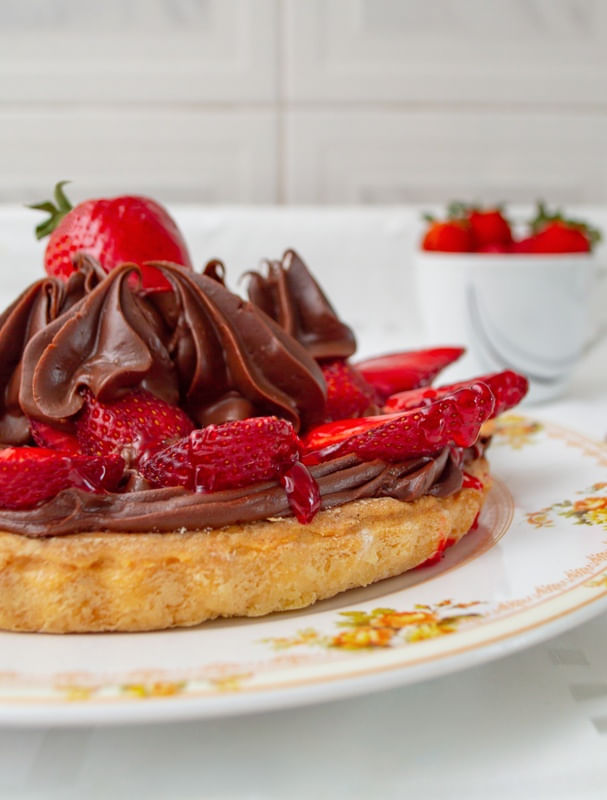 TORTA DE MORANGO COM CHOCOLATE