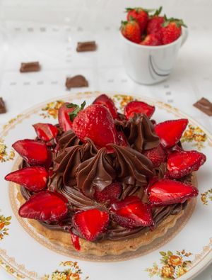 TORTA DE CHOCOLATE COM MORANGO