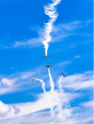 AVIÕES FAZENDO RASTRO NO CÉU