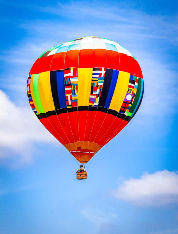 BALÃO COLORIDO NO CÉU