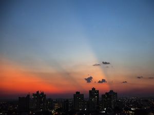 OS RAIOS DO SOL AO ANOITECER