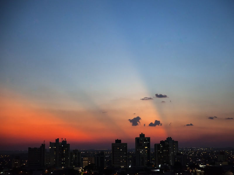 OS RAIOS DO SOL AO ANOITECER