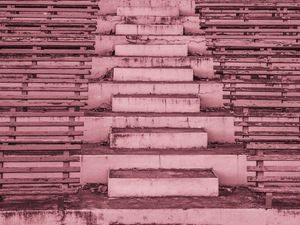 O BANCO E OS DEGRAUS DA ESCADA ROSA