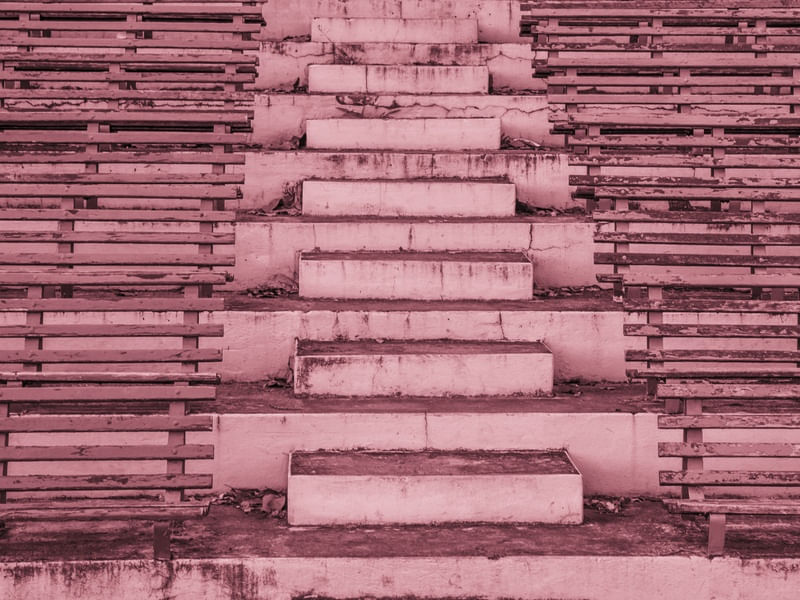 O BANCO E OS DEGRAUS DA ESCADA ROSA