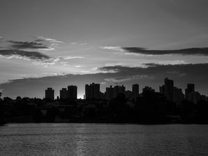 PRÉDIOS , LAGO E O POR DO SOL PB