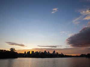 O POR DO SOL NO LAGO