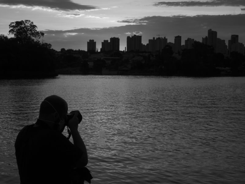O FOTÓGRAFO NO LAGO