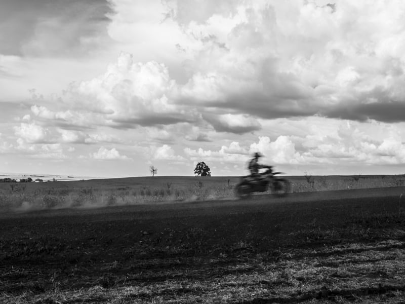 MOTOCROSS NO CAMPO
