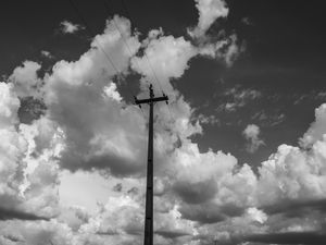 O POSTE E AS NUVENS