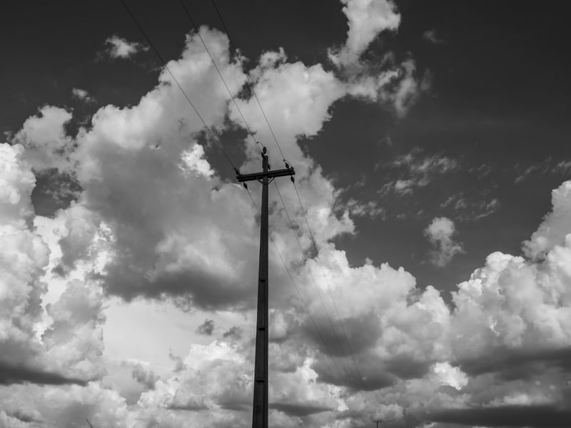 O POSTE E AS NUVENS