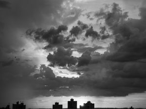 NUVENS DE CHUVA SOBRE A CIDADE