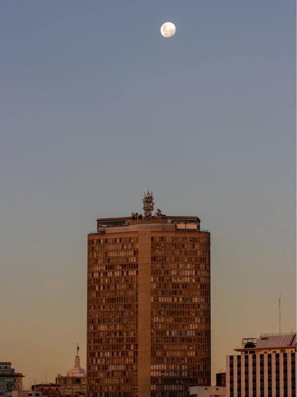 ÍCONES DE SÃO PAULO: EDIFÍCIO ITÁLIA, LUA E ENTARDECER