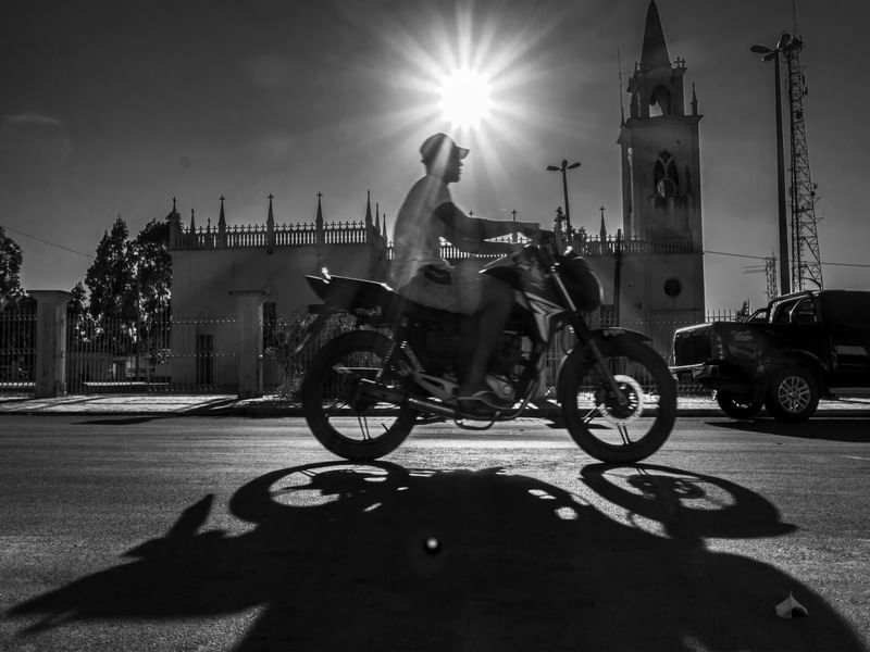 MOTO NO SOL DO SERTAO