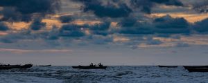 UM BARCO AO MAR