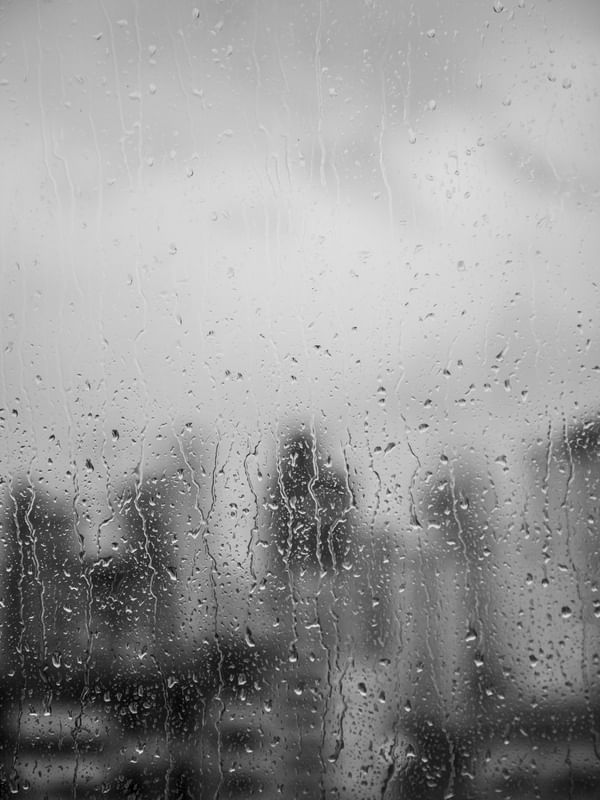 AS GOTÍCULAS DA CHUVA NO VIDRO