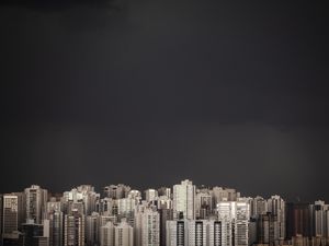 OS PRÉDIOS E A CHUVA