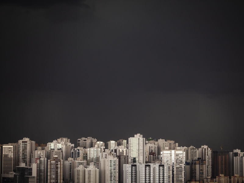 OS PRÉDIOS E A CHUVA
