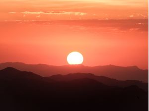 POR DO SOL ENTRE MONTANHAS