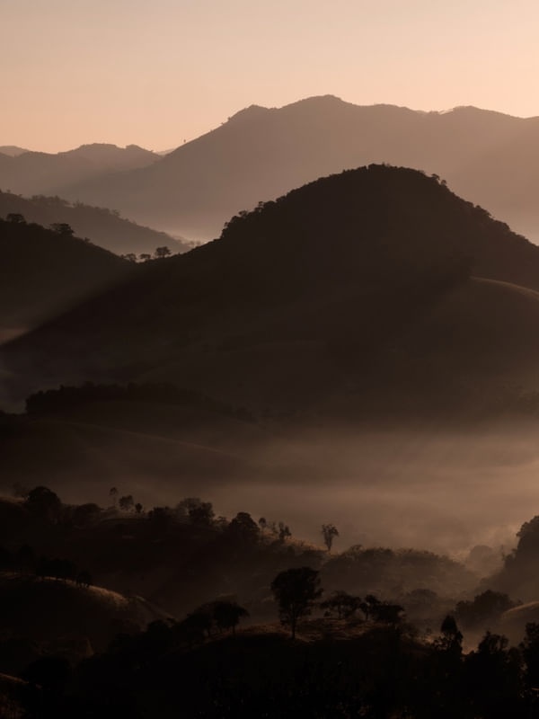 LUZ ENTRE MONTANHAS