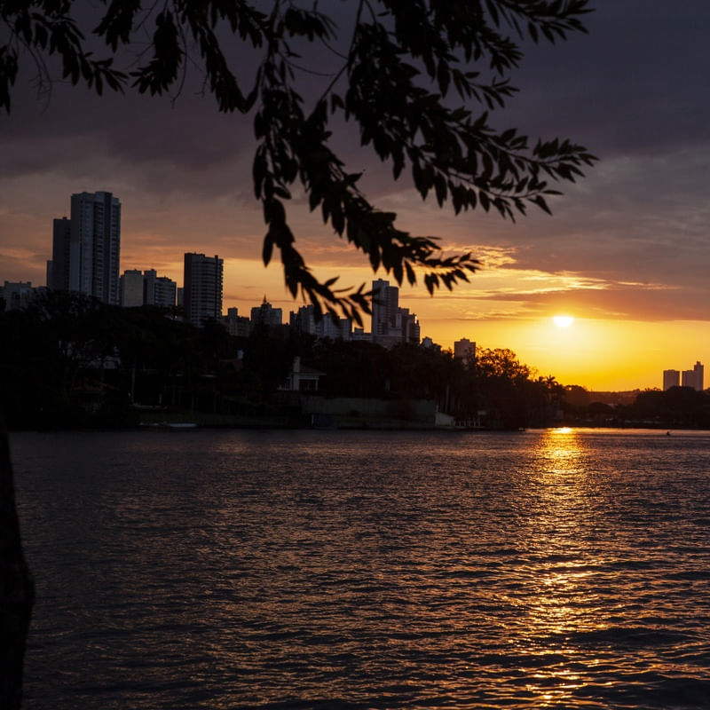 POR DO SOL NO LAGO IGAPO
