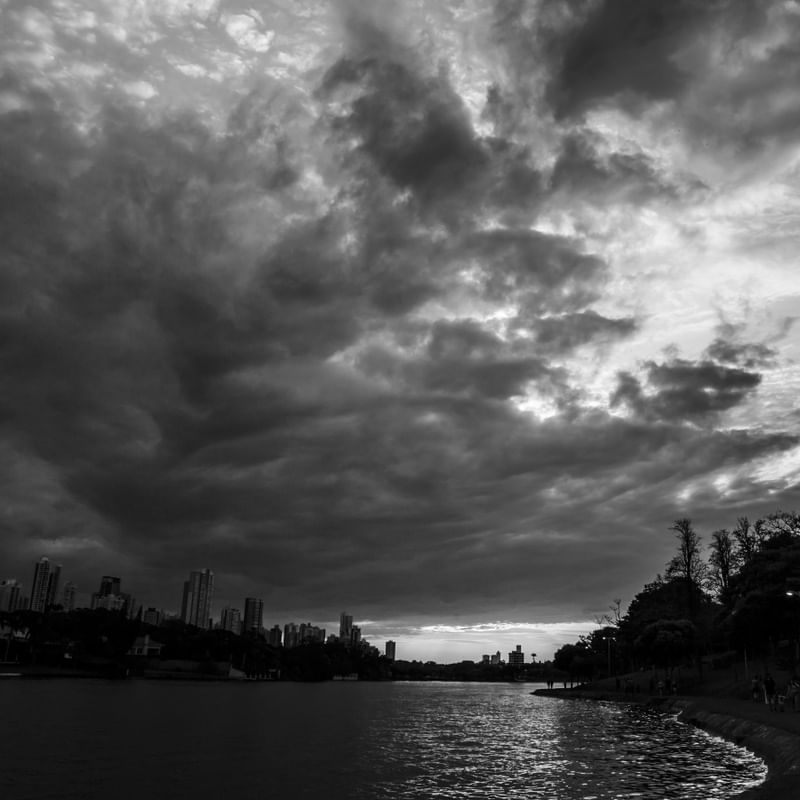 AS NUVENS SOBRE O LAGO IGAPO
