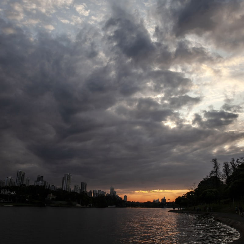 NUVENS SOBRE O LAGO
