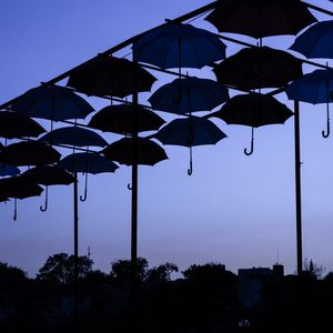 AS FORMAS DOS GUARDA CHUVAS E O CÉU AZUL