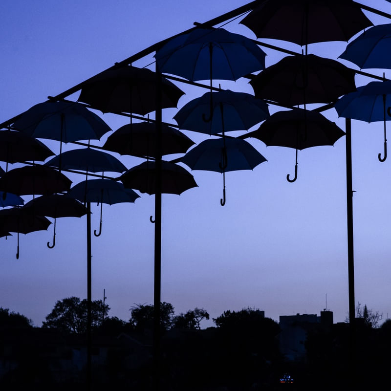 AS FORMAS DOS GUARDA CHUVAS E O CÉU AZUL