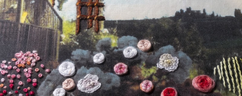 ROSAS DELICADAS BORDADAS EM TECIDO