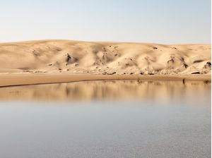 DUNA REFLETIDA NO LAGO
