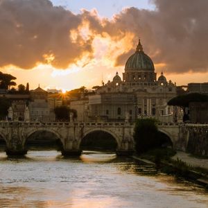 PÔR DO SOL COM VISTA PARA A BASILICA ST PETER E PONTE SANT ANGELO