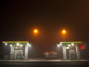POSTO DE GASOLINA COM NEBLINA
