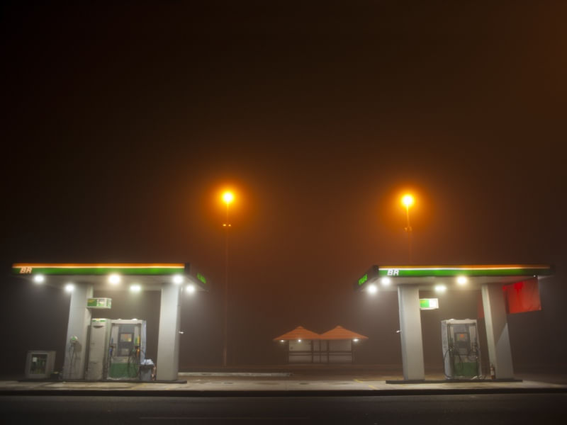 POSTO DE GASOLINA COM NEBLINA