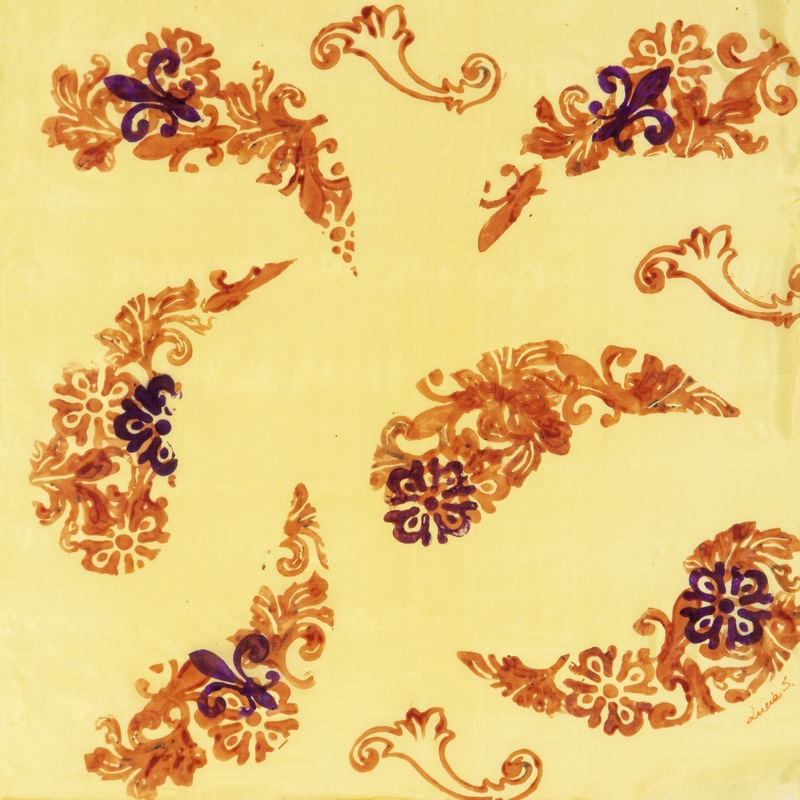 TECIDO AMARELO E PINTURAS ALARANJADAS