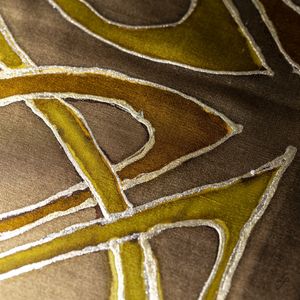 TECIDO MARROM E DOURADO COM PINCELADAS PRATEADAS